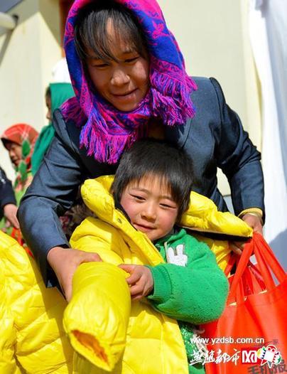 孩子们拉着父母衣服哭泣