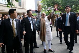 莫迪在西安向民众挥手