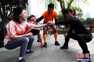 孩子们跟着教练跑步