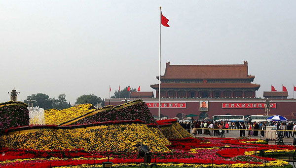 天安门广场年号台亮相，纪念大会氛围渐浓