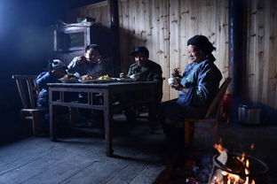 家人围坐在一起看着逝者的视频画面