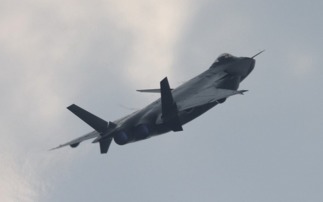 新型战机翱翔蓝天