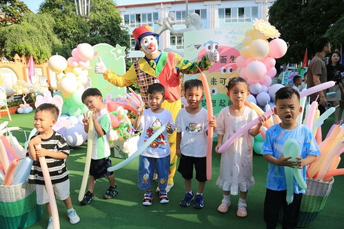 中俄小朋友开心地打招呼