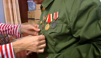 几位老兵身着戎装，摆出了威武的姿态，神采奕奕