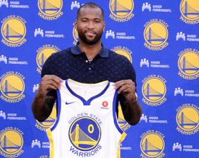 马库斯与纪念品合影