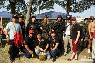 当地民众簇拥着中国士兵合影留念