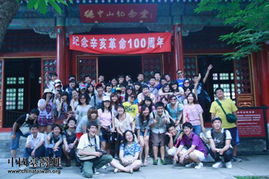 青少年在纪念馆前合影