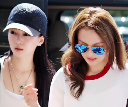 张韶涵和造型师合照