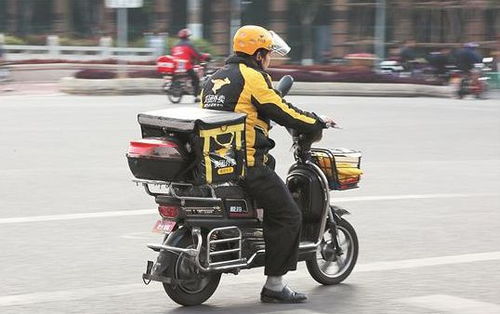 外卖小哥骑行电动自行车
