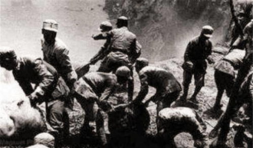 孩子们围看抗战老兵照片