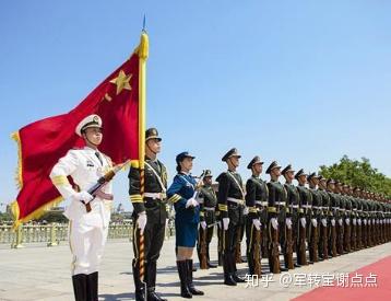 仪仗兵迈着整齐的步伐