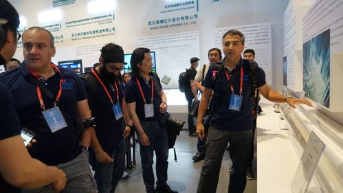 摄影师们开心地向大家展示拍摄的抗战老兵戎装照