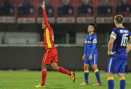 伊萨克庆祝进球