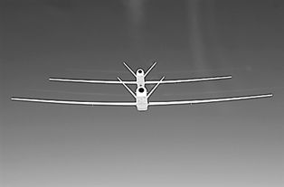 新型战机编队在蓝天上划过一道道优美的弧线