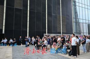 大屏转播阅兵，路人纷纷驻足，感受震撼人心的力量！