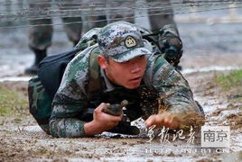 士兵们在泥泞中艰难却坚定地匍匐前进