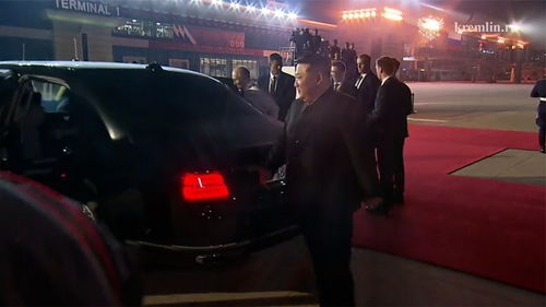 普京现身纪念大会现场，背后故事令人深思