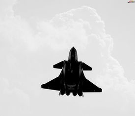 歼 - 20 战机低空高速飞行的画面