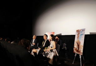 观众进入观礼台入座，不断‘拍拍拍’背后的故事