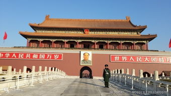 工作人员精心布置天安门城楼