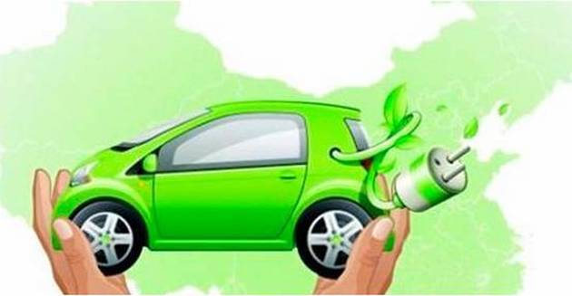 一群人围着一辆新能源汽车看车