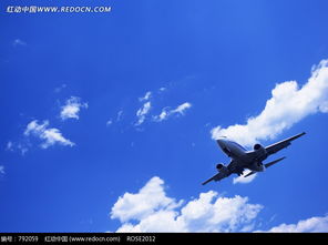 阅兵飞机飞过北京站 旅客纷纷掏出手机记录