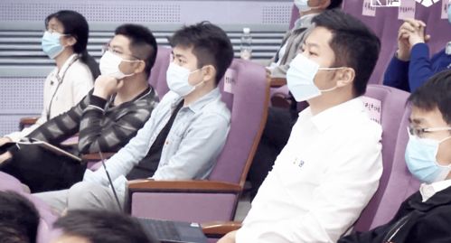 科研人员研究东风 - 26 D 导弹模型