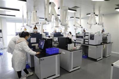 科研人员研发武器场景