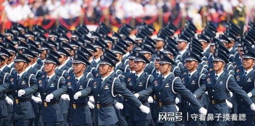 年轻人在徒步方队中挥汗如雨