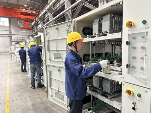 工作人员正在认真检查电池相关的设备