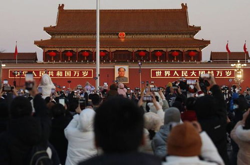 精彩的表演在天安门城楼上展开