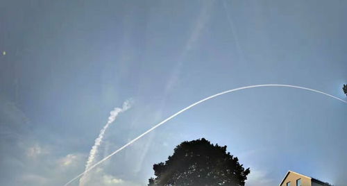 战机飞过蓝天留彩烟