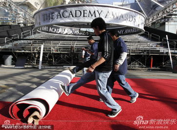 工人铺设红毯场景