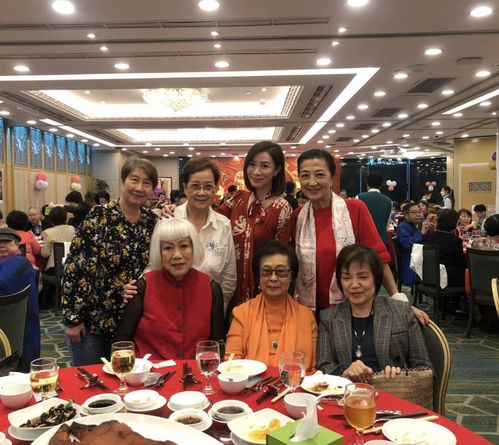 超感人！妈妈在百人方阵里瞬间找到儿子，背后故事真暖心