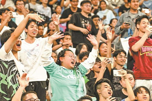 抖音用户热情欢呼的画面