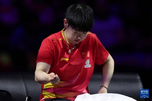 孙颖莎比赛中挥拍击球