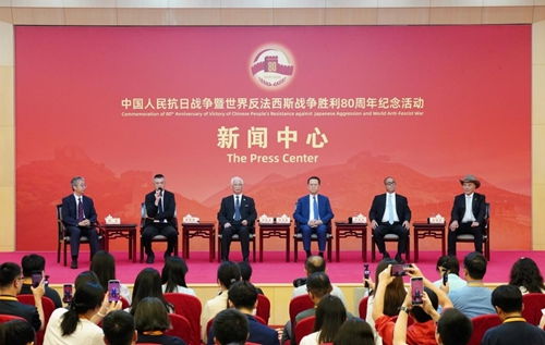 华春莹与记者互动：同享阅兵激动时刻