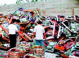 废弃气球堆积如山