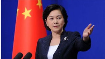 华春莹亮相九三阅兵现场，笑容灿烂与记者互动