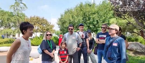 各国游客驻足观看阅兵直播