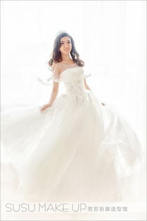 穿着婚纱微笑着的新娘