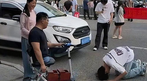 阅兵升旗手爸爸考场外紧张到握拳