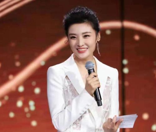 周涛在哈夏音乐会现场指挥的画面