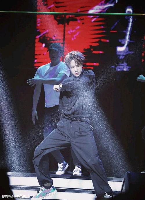 王一博递纸巾给观众