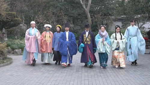 身穿汉服的年轻人合影