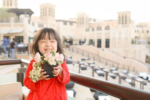 女生手捧鲜花笑得甜美