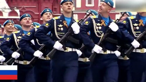 阅兵式上惊现‘错字’？真相让你意想不到！