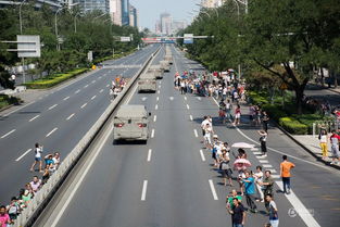 北京市民夹道欢迎受阅部队退场