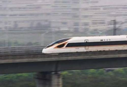 飞驰而过的高铁列车
