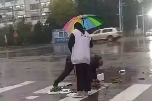 浙工大新生暖心举动！为校长撑伞全淋湿背后的故事